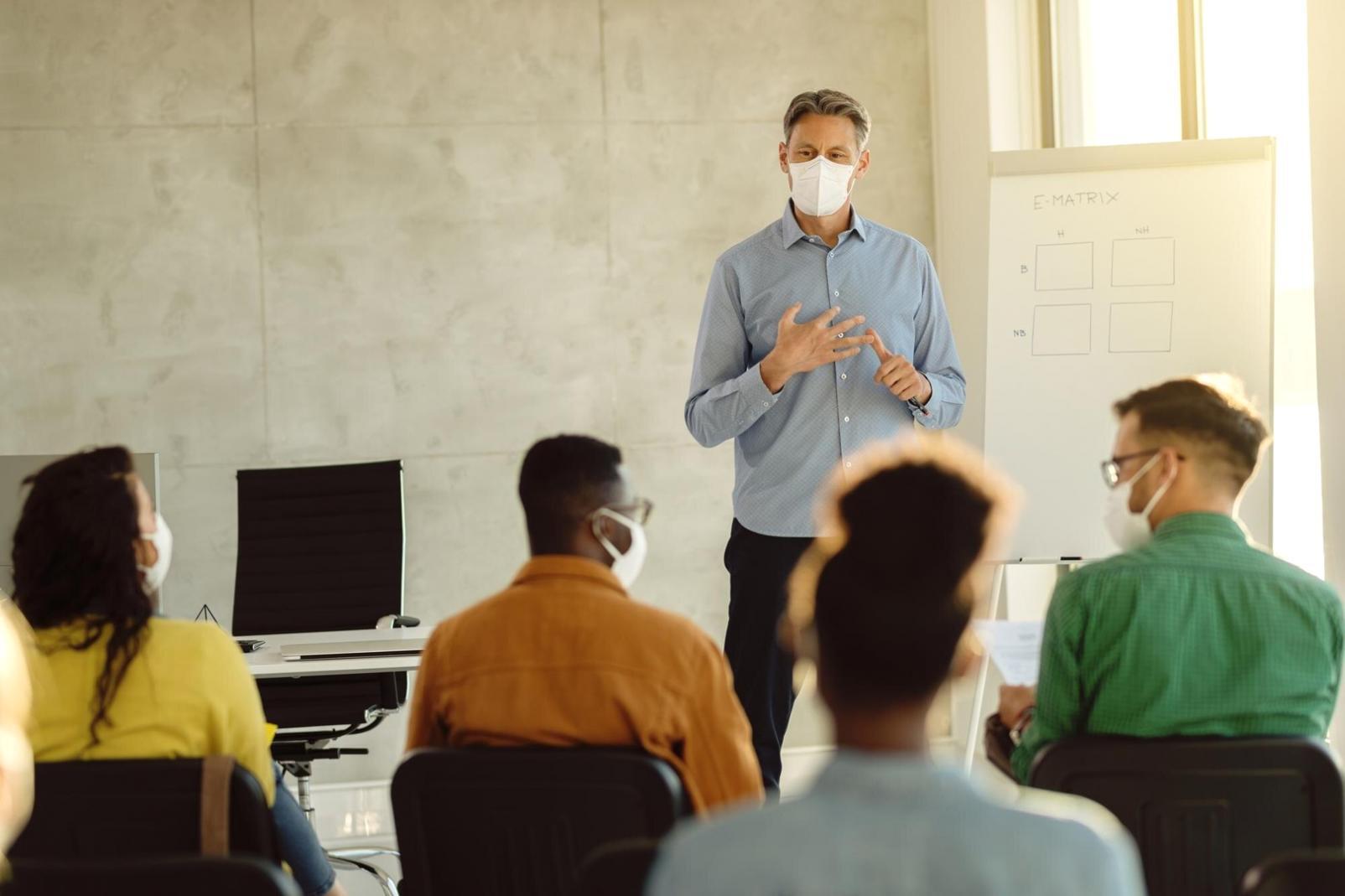 Profesionales en sesión de comunicación empresarial