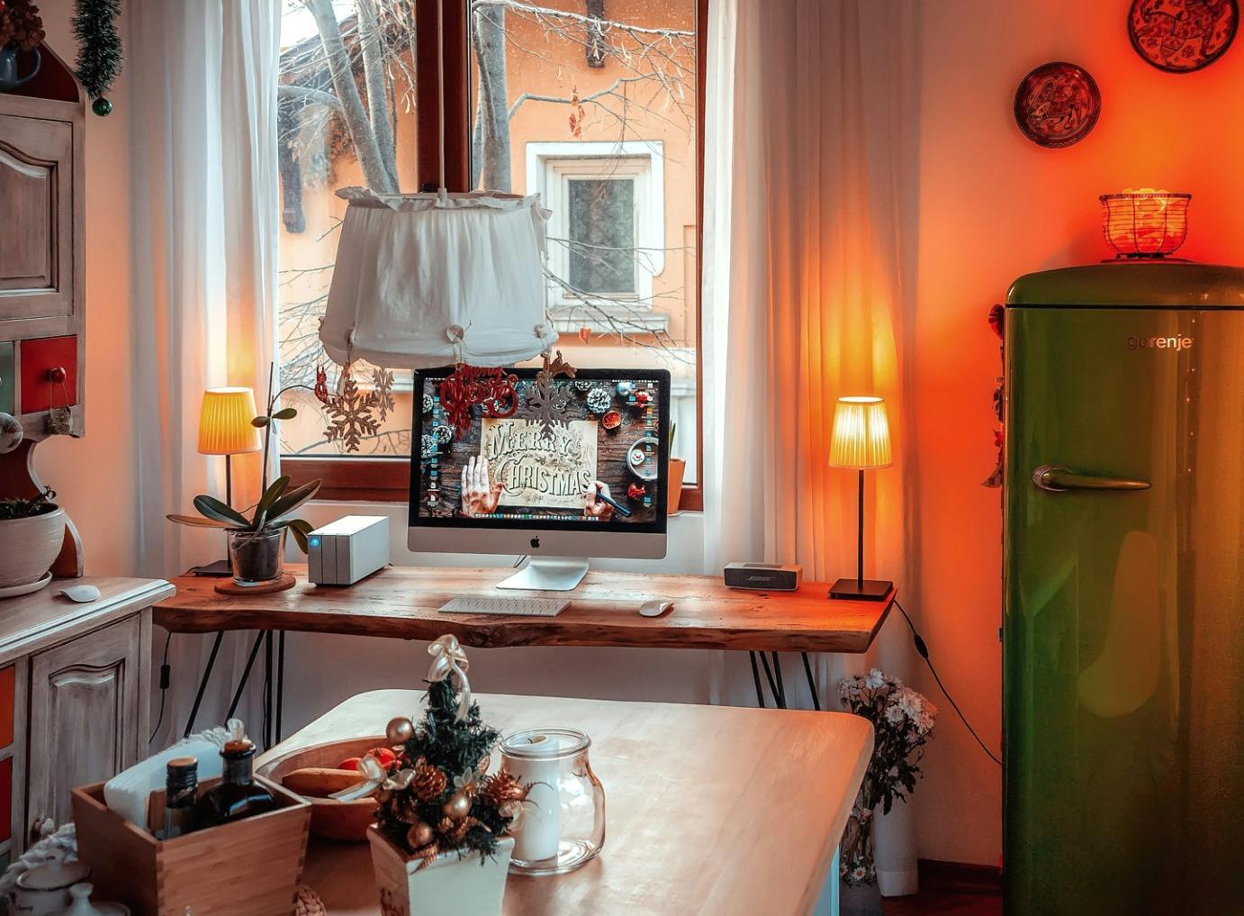 Estudiante trabajando en análisis financiero con documentos