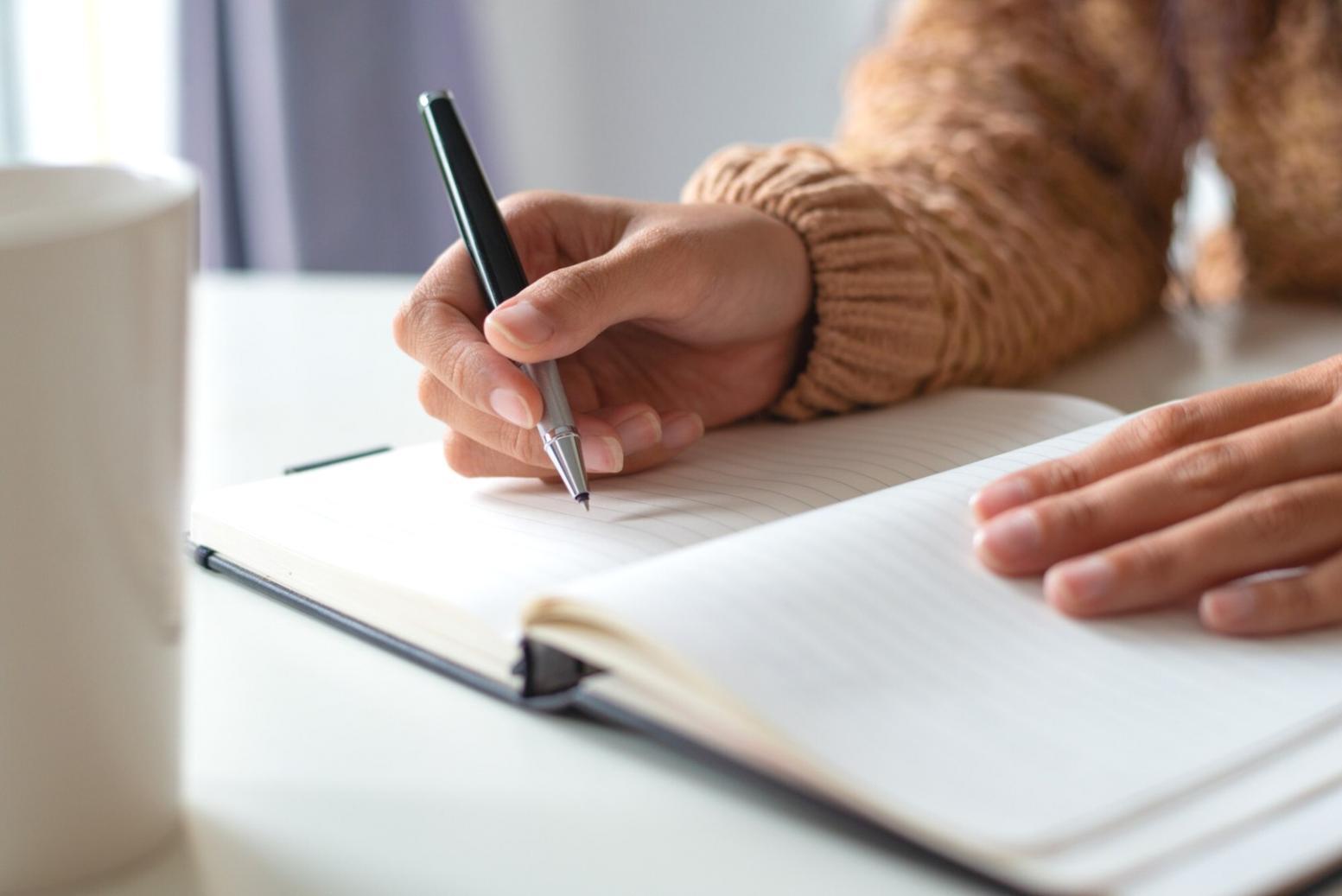 Espacio de trabajo colaborativo mostrando análisis financiero y comunicación empresarial